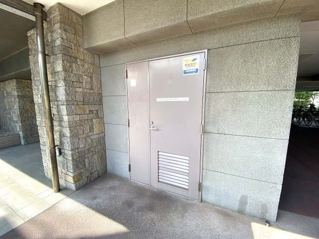 ゴミ置き場　敷地内に設置された専用のゴミ置き場。管理が行き届き清潔に保たれており、天候の悪い日でもスムーズにゴミ出しが行えて大変便利です。