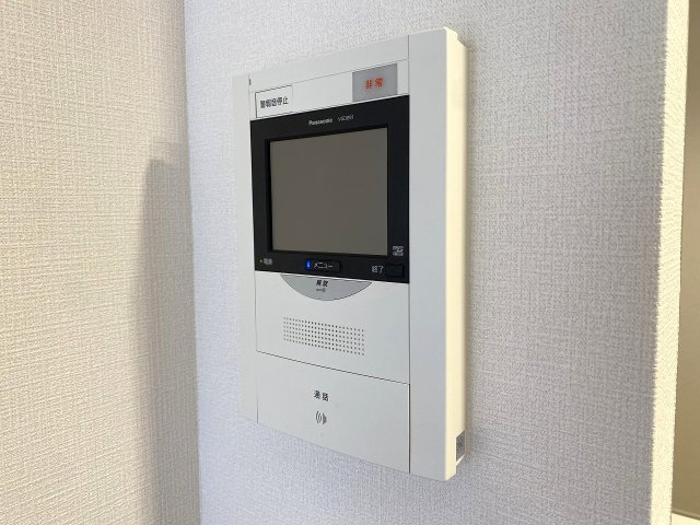 TVモニター付きインターホン　室内から来訪者の顔と声を確認できるTVモニター付きインターホン。防犯性を高め、お子様のお留守番時や一人での対応時にも安心感を与えます。