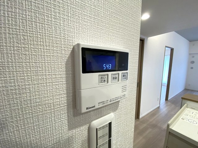 追い焚き　スイッチひとつでお湯張りや保温ができる追い焚き機能付き給湯設備。家族で入浴時間がずれても、いつでも温かいお風呂に入ることができます。