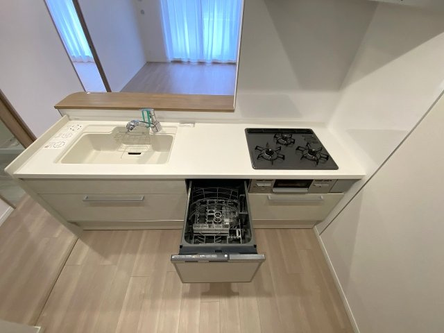 食洗機　家事の負担を大幅に軽減するビルトインタイプの食器洗い乾燥機。手洗いよりも節水になり、食後の自由な時間を増やす嬉しい設備です。