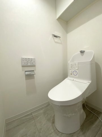 トイレ新規交換　新規交換済みの快適な温水洗浄便座一体型トイレ。お手入れがしやすいシンプルなデザインで、衛生面・機能面ともに気持ちよくお使いいただけます。