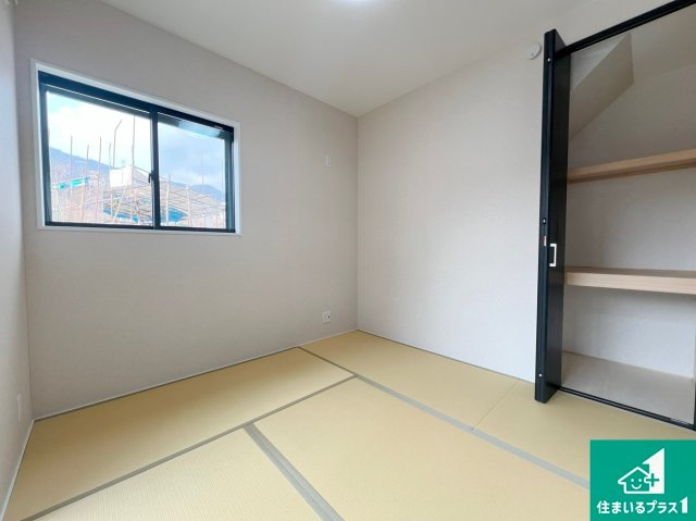 一室あると便利な和室は客間としてだけでなく、小さなお子様のプレイルームや食後のくつろぎスペースとしてもご利用いただけます。収納もついていますので大活躍しそうですね！