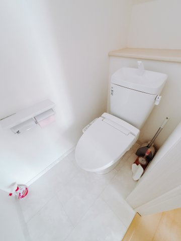 ■トイレ｜1階と2階にトイレがございます♪壁には小物を置けるスペースがあるのでトイレットペーパーのストックを置いておくのにも便利です♪