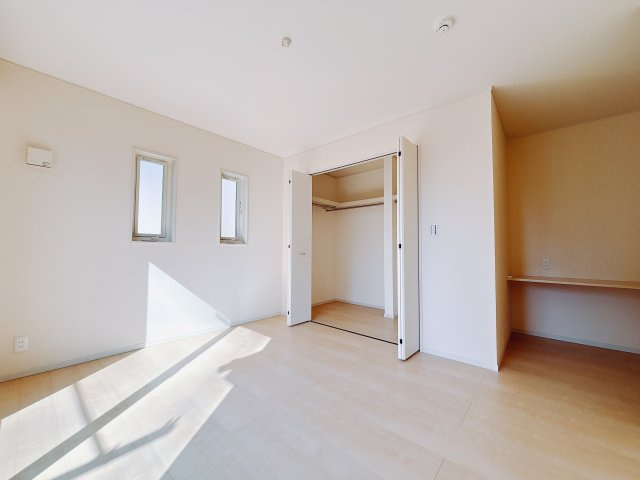 ■2階洋室｜｜お子様の一人部屋にピッタリな洋室。木のぬくもりを感じるフローリングは、天然木の味わいが時とともに深みを増していきます。また、傷にも強く、フリーワックスでお手入れもラクラクです♪