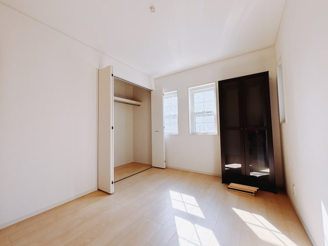 ■2階洋室｜2階洋室には大きな窓をご用意しています。日中はあたたかな日差し差し込み自分時間も充実できますね＾＾