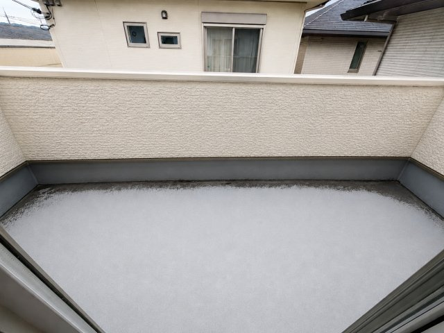 陽当たり良好なバルコニーです　※家具・小物はAIで消しています