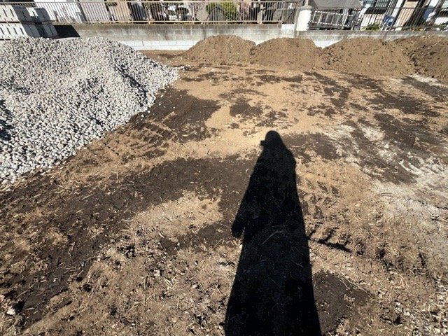土地の前の道路に消火栓が設置されていることがあります。この場合、道路交通法第45条第1項により、駐車禁止の場所が指定されています。そのため、車庫などの駐車スペースをつくることができない場合があります。