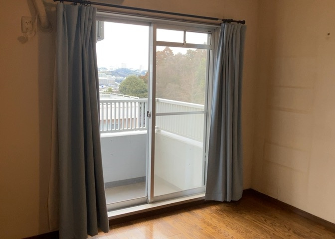 寝室でゆっくりと過ごすためにはベッド周りの適度な空間を担保することや窓の位置、照明の明るさ、寝室の広さなどを考える必要があります。自身や家族の構成とライフスタイルに併せて寝室にする部屋を選びましょう！