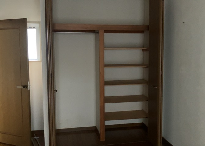 デザイン性を重視しすぎて収納が少なかった！なんてことにならないため、事前に現地で収納の数を確認しておくことをお勧めします。クローゼット以外にも床下収納や屋根裏収納、パントリーなどもチェックしましょう。