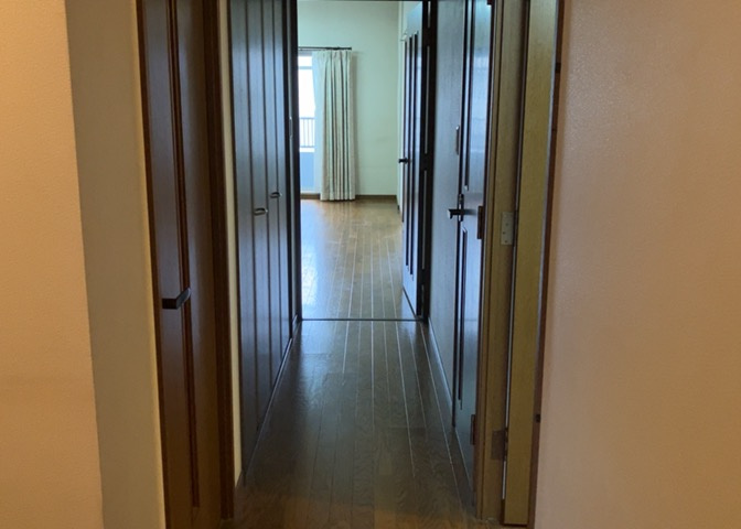 内装はとにかくおしゃれなものがいい！と選ぶ前に、まず住んだ後のことを想像してみましょう。住んでみたらコンセントの位置が悪くて使いにくいなど出てきます。事前にどの家電をどこに置くか想定しておきましょう。