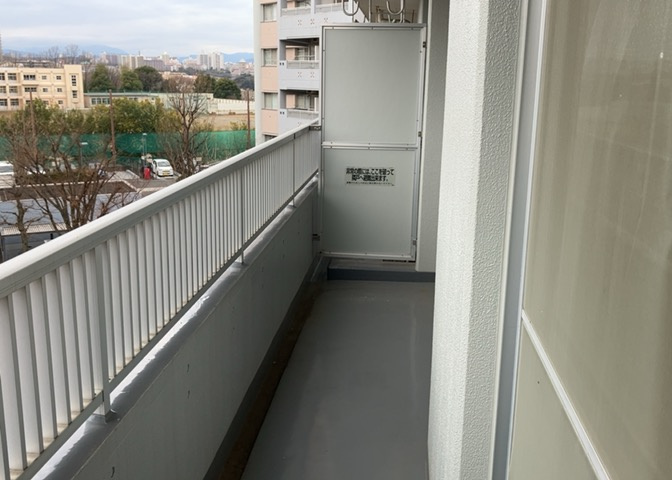 バルコニーは、室外の専用スペースのうち、「屋根がなく開放された空間」であるものを指します。ベランダより広いタイプのものが多く、日当たりもよいため家庭菜園などを楽しみたい人にとって適した環境となります。