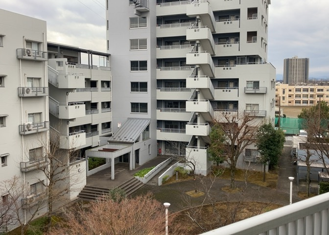 眺望の良さを楽しめるダイニングキッチンで家族団らんの時間を過ごしてはいかがでしょうか。バルコニーから見える景色を家族で眺める時間は、時間が経つのを忘れてしまいそうですね。是非、現地を見に行きましょう！