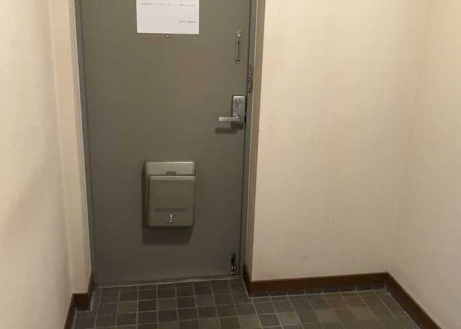 玄関は家の顔でもあり、家族以外の目にも止まる場所です。玄関は外との間を仕切る扉、靴などをしまっておく収納スペース、靴脱ぎのたたきスペース、来客とのやり取りをするドアホンなど複数のアイテムからなります。