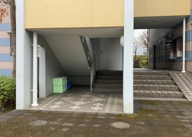 マンションのエントランスには、もともと風よけや防犯の役割がありますが、マンションによって宅配ボックスなどの設備が備わっている所もあります。日々の生活をイメージしながら生活しやすさをチェックしましょう。