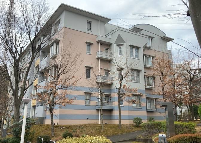 外観はマンション管理がされているかの目安になります。築年数が古いと、壁面は劣化してひび割れが生じることも！建物が古びていても細かいところが修繕されていると、きちんと管理されているなぁと感じるでしょう。