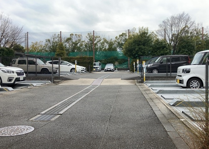 車一台あたりに必要なスペースは、標準サイズの普通自動車で横幅2m50cm、長さ5mは必要になります。ただし、乗降のことも考慮して横幅3m30cm、長さ5m50cmほどは確保できるところを選びましょう。
