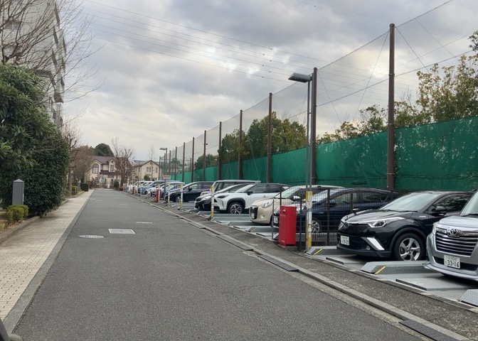 駐車場と明記されていても、最小スペースでつくられた駐車場だと大型車は駐車できなかったり、出入りしにくくなったりする可能性があります。お車のサイズと購入したい物件の駐車場のサイズを現地で確認しましょう。