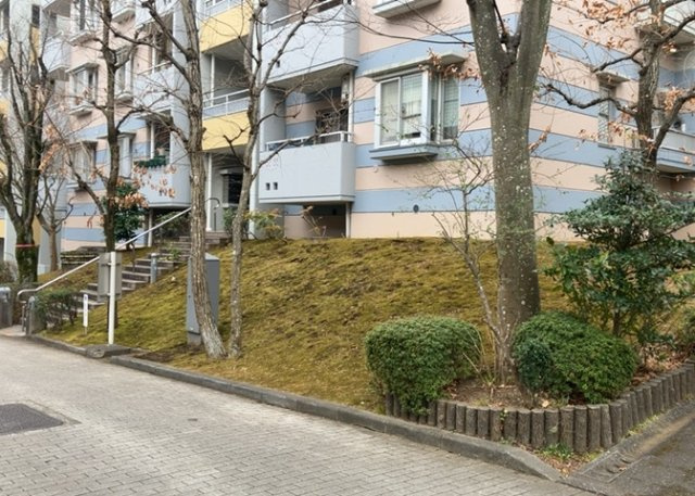 物件によっては、入居者が個人的に使用できる専用庭がついているものもあります。また、住宅の中にある土間の部分を庭と呼ぶこともあります。庭の用途は住む人によって変わり、それによってデザインもさまざまです。