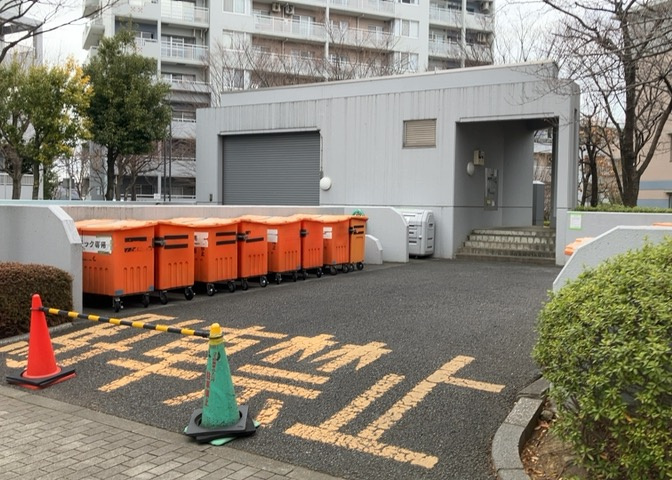 共有部分は、住民なら誰もが使える設備のこと。例えば駐車場やエレベーター、インターネット設備、セキュリティ設備などがあります。他にも、マンションの廊下・外部階段やエントランス・ゴミ置き場などがあります。