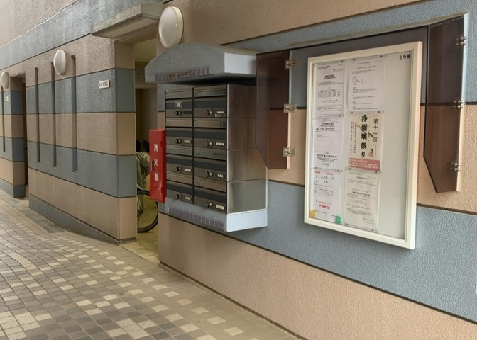 エントランス付近に設置されている集合ポストは、住んでいる部屋と離れているため、ポストをあさるなど誰かに何かされていても被害に気づきにくいです。入居する時には他人に特定されにくい番号で鍵をかけましょう！