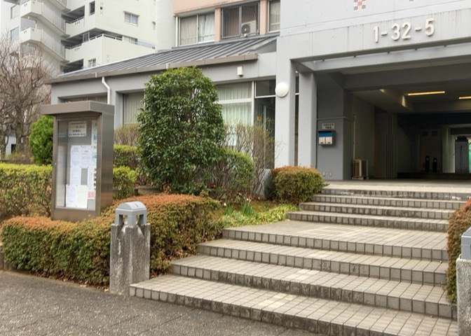 受付はマンションコンシェルジュがいる場合もあれば、管理人が滞在する小部屋を総称して呼ぶことがあります。主にエントランスに設置されていることから、防犯面でも期待ができます。防犯設備がない場合はより安心！