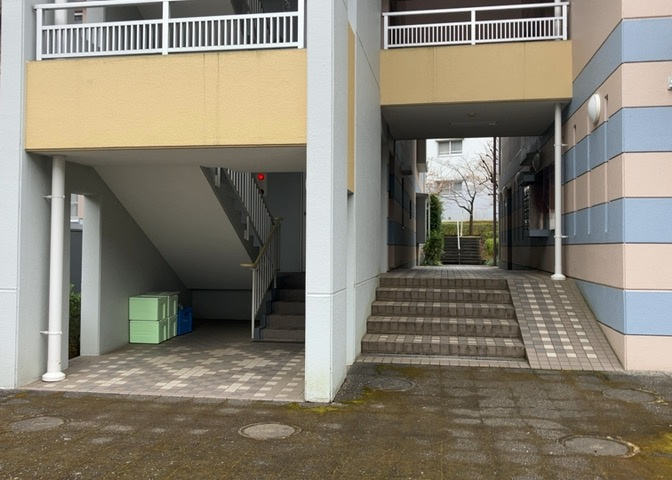 ラウンジは、マンションの共用スペースに椅子やテーブルなどを配置した利用者が寛げる空間です。屋内型ラウンジと屋外型ラウンジがあります。共用部分の管理状況と合わせて、詳細については現地でご確認ください。