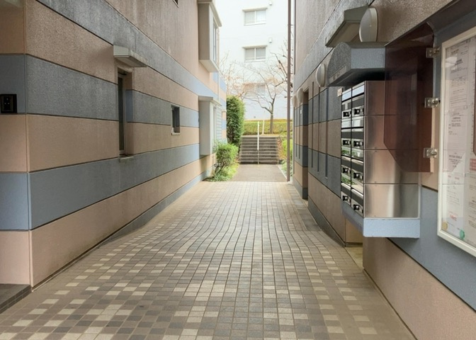 ロビーというと、エントランスと何がちがうの？と思いますよね。実はロビーとエントランスには明確な決まりはありません。物件によっては、エントランスを入って広がるある程度の広さのある空間がロビーとなります。