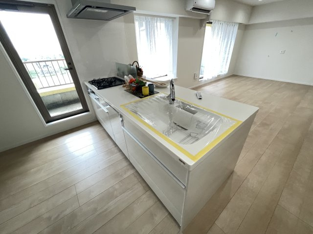 広々としたLDKは、隣接するお部屋の扉を開けて、さらに解放感ある空間に。　