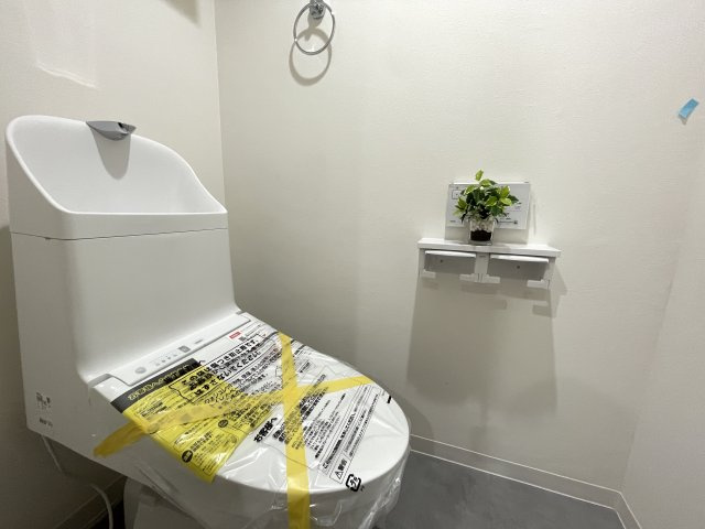温水洗浄便座付きの清潔感あるトイレは、落ち着いた空間に。　