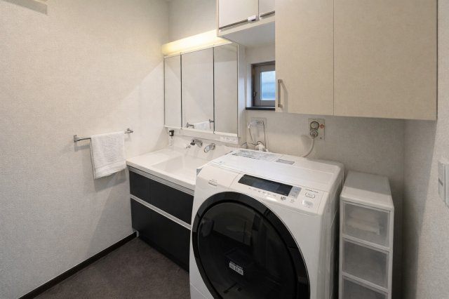 洗面台横にランドリーコーナーもゆったり。ドラム式も置ける余裕