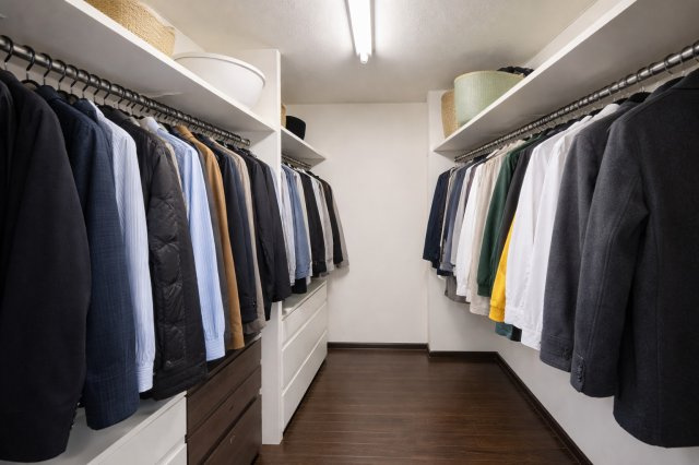 たっぷりの収納力を備えたウォークインクロゼット