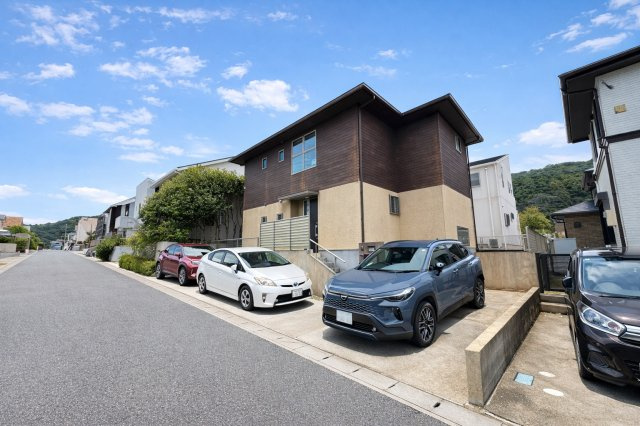駐車スペース3台分あり