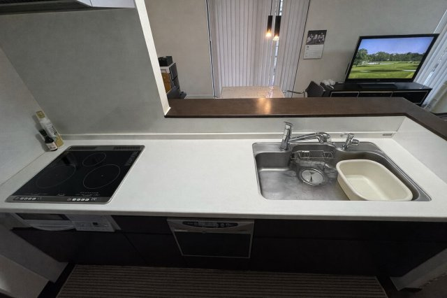 お子様と並んで料理をしても余裕のゆとりのキッチン