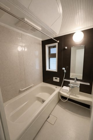 広い浴室でお子様と並んで体を洗ってもゆとりがあります