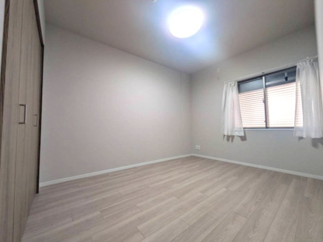 洋室約6.7帖のお部屋です　クローゼットもあり、お部屋がすっきりします