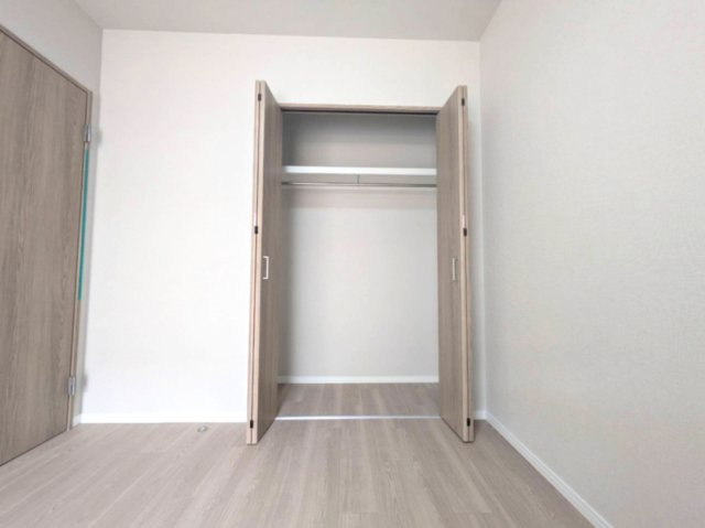 洋室約6.7帖のお部屋です　クローゼットもあり、お部屋がすっきりします