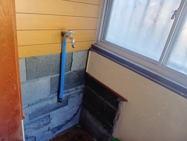 大きな窓を備えた、洗濯機を置く専用スペースです！