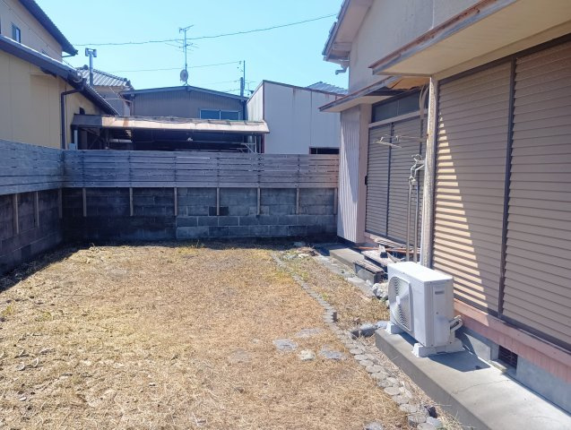 敷地が広く、駐車スペースの他にガーデニング等、趣味に使うこともできます！