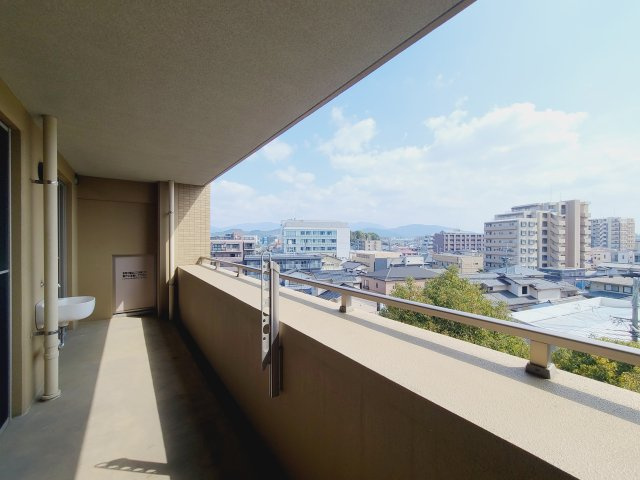 〇奥行のあるバルコニー・逆張り・ハイサッシで、陽当り・通風に優れた魅力的で快適さを追求されています。