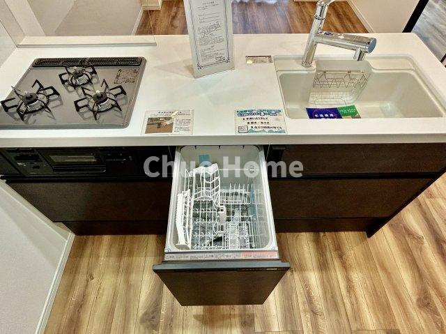 【食機洗い乾燥機】ビルトイン食洗器を標準装備。手洗いにはない高い水温と強い水圧でガンコな汚れもスッキリ。就寝前にセットすれば朝には完了でラクラクです。
