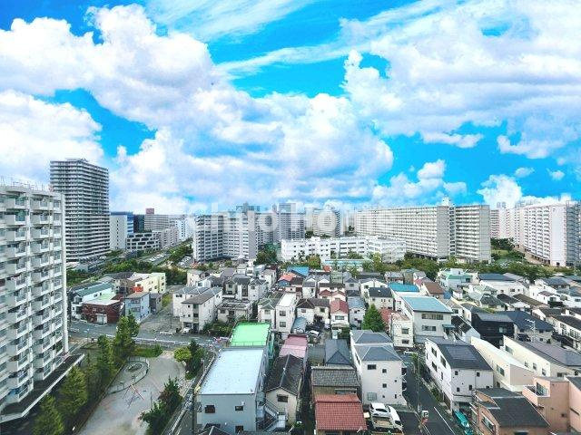 手を伸ばせば、ふれることが出来そうな環境が、そのままインテリアになったような印象です。その豊かな眺望にふさわしい空間には、通風・採光にも優れ、心地よい光と風があふれています