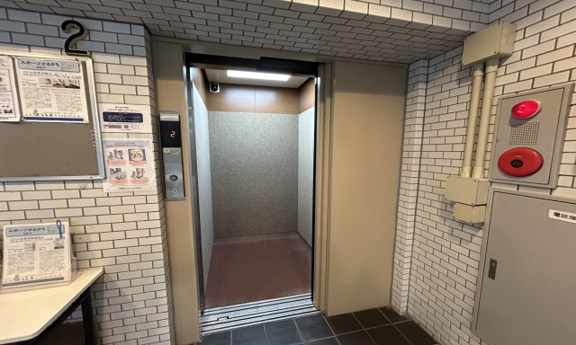 エレベーターを完備したマンションです♪