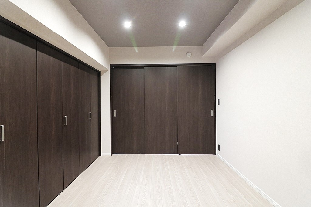 【洋室6.7帖】リビングに面したお部屋♪便利な2WAYドアです♪