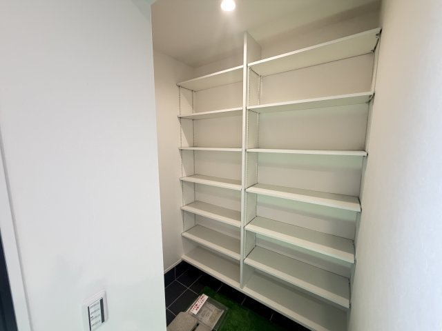 玄関から入ってすぐ右の部屋にはたくさん収納できるスペースがあります。