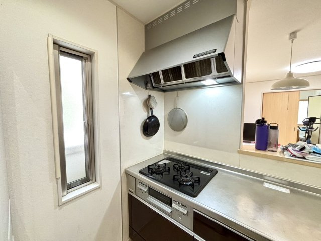 耐熱性・耐久性に優れたステンレス製カウンターを採用。調理スペースが広く、下ごしらえから盛り付けまでスムーズに行えます。シンプルで清潔感があり、お手入れもしやすい機能的なキッチンです。　