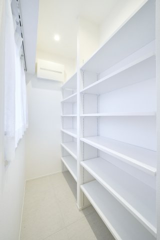 玄関横に設けられた、棚の高さが調節可能な大容量収納。靴だけでなく、雨具やアウトドア用品もスマートに収まります。玄関を常に綺麗に保つことができ、住まいの第一印象を格上げしてくれる設備です。