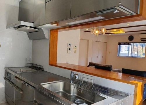 カウンターキッチンになります。　3口コンロのIHでお掃除も楽々♪