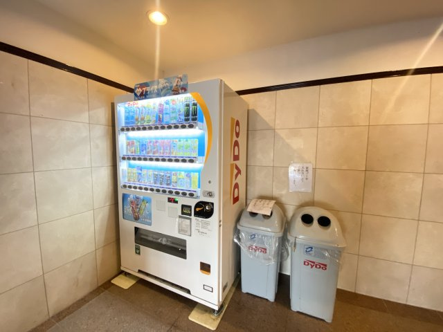 エントランスを通ると共有部分に自動販売機があります♪敷地内にあるのが便利です♪