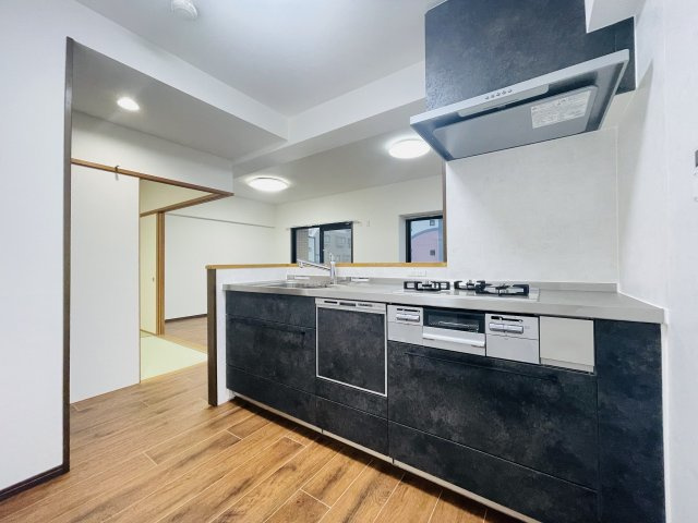 セミオープンのキッチンはリビングを眺めながら生活感を隠せるのが特徴です！