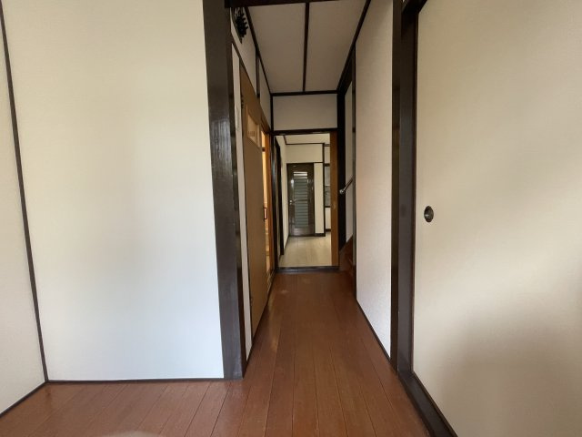 【1階廊下】ダイニングキッチンへとつながる廊下。ダークブラウン×ホワイトの内装が温もりと落ち着きを感じさせてくれます。